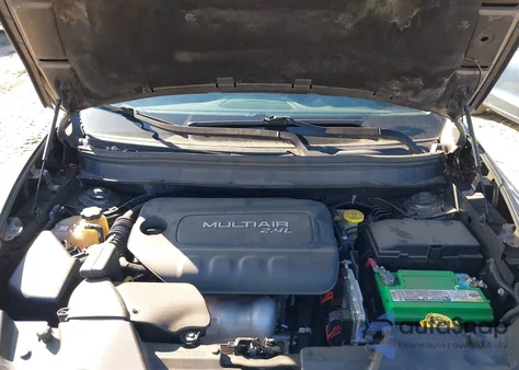 2015 Jeep Cherokee Latitude z USA, uszkodzony, nr VIN 1C4PJLCB0FW541940